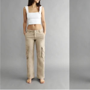 Cargo byxor gina - Jättefina Cargo byxor från Gina tricot. Storlek 42. Normal i storleken.  Använda 2-3 gånger endast, säljer dom för att dom är för stora.  Nypris - 499 kr