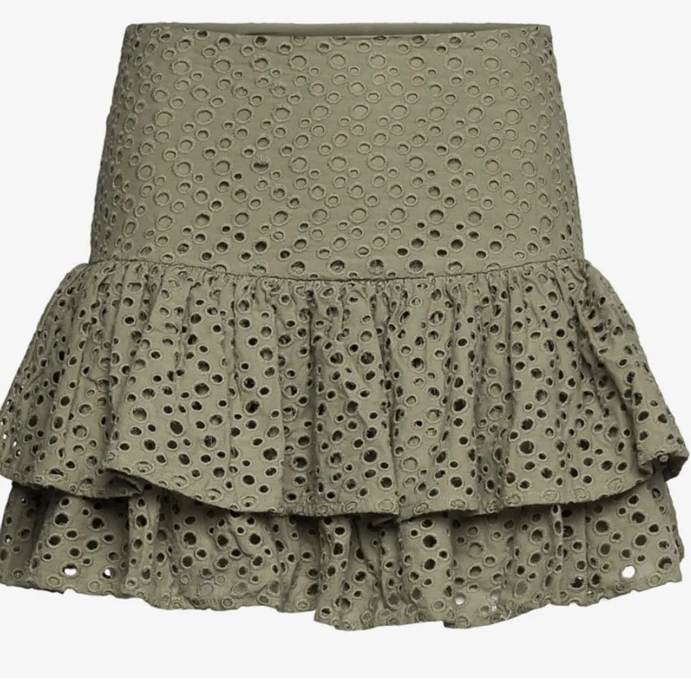 En så fin kjol som är en av mina favoriter men som tyvärr inte passar mig. Köptes för cirka 1300kr först till kvarn 800kr. Är öppen för byten vid samma prisklass ❤️❤️. Kjolar.