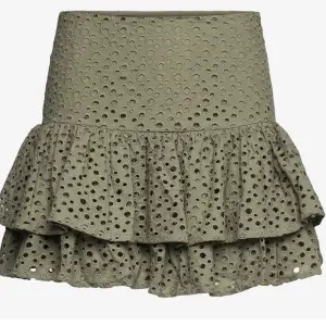 En så fin kjol som är en av mina favoriter men som tyvärr inte passar mig. Köptes för cirka 1300kr först till kvarn 800kr. Är öppen för byten vid samma prisklass ❤️❤️