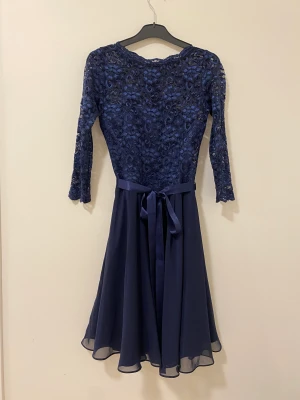 Mörkblå klänning från Zalando  - Klänning från Zalando (märke: Swing) Endast använd 1 gång, så den är i jättefint skick!!  Ärmarna är halvlånga (till armvecket ungefär) Ursprungspris: 1 605kr 