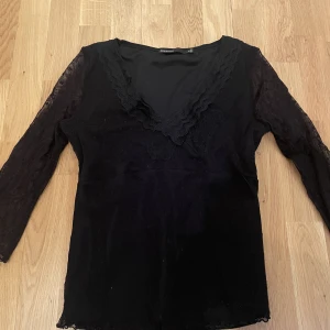 Fest topp - En perfekt fest tröja med lite genomskinliga ärmar och spetsmönstrad. Skulle säga att den passar dig som har S eller M i storlek