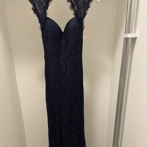 Marinblå spetsklänning - Säljer min fina balklänning med öppen rygg, obs detta är dem enda bilderna jag har