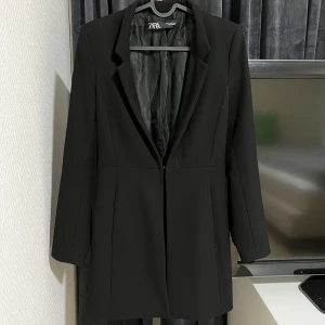 Zara kappa - Svart figursydd kappa, oanvänd. 