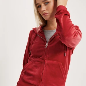 Juicy couture kofta - Hej säljer en juicy couture kofta i färgen Astor red. 