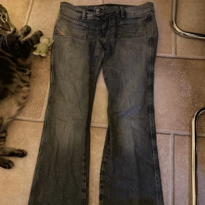 2000s lågmidjade jeans - typ världens snyggaste 2000s diesel jeans, bootcut och lowwaist!! i så fint skick, aldrig använda av mig då dom är för långa på mig som är 155 cm kom privat om du har några frågor!!