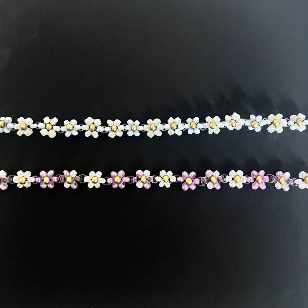 Säljer handgjorda blomarmband av pärlor! Här är några exemplar men självklart kan man ge egna förslag på färg och stil☺️🤍 Armbanden kostar 100 kronor styck🧚🏼 . Övrigt.