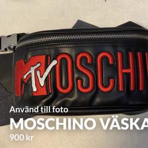 Fin väska från Moschino som är i väldigt fint skick!  Tar swich, inget prut, frakt står du för
