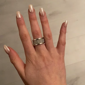 Dyrberg/Kern Ring - Äkta Dyrberg/Kern ring i silver.  Mått i diameter: 19mm. Mått i omkrets: 59mm.  Ringen är stor på mitt långfinger och därför säljer jag den, vanligtvis har jag 54mm/17mm. 