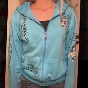 Ed Hardy  - Sin cool Ed Hardy tröja  Med svin snygga detaljer  Nästan o andvänd och i bra skick  Tryck gärna på köp nu men pris kan diskuteras ☠️💕 