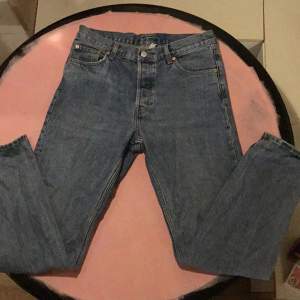 Ett par sjukt fina jeans från weekday som inte kommer till användning längre. I använt skick men inga defekter  Original pris:600 kr  Blåa(ljusare i verkligheten än på bilden.  Pris kan diskuteras 