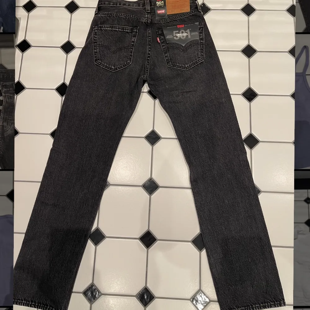 Helt oanvända Levis Jeans 501. Storlek W27 L30 🖤Säljer för de inte passar, lappar kvar! . Jeans & Byxor.