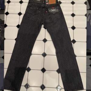 Helt oanvända Levis Jeans 501. Storlek W27 L30 🖤Säljer för de inte passar, lappar kvar! 