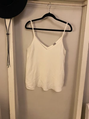 Vit chiffong topp - Vitt linne perfekt till ett par jeans eller för jobbet under kavaj. Superfin och flowy! 