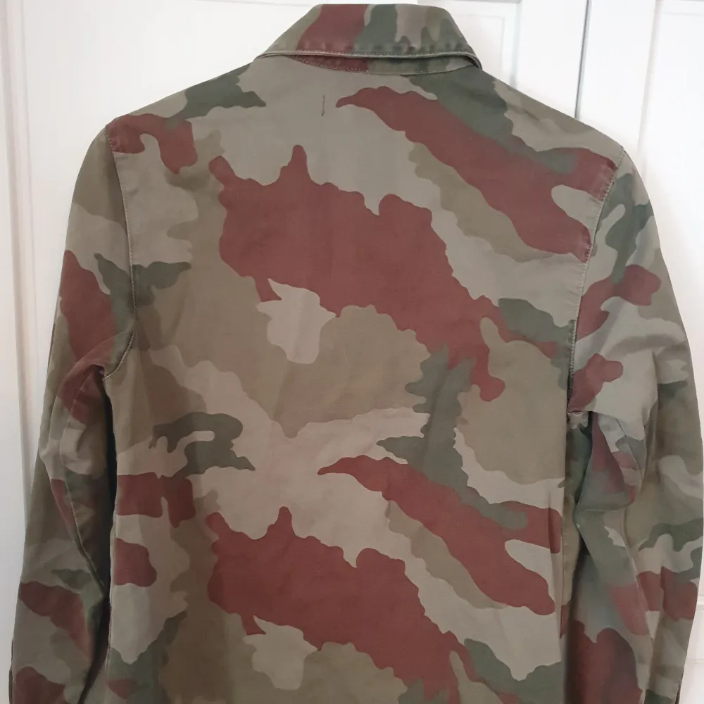 Tunnare Kamouflage jacka från Zara i strl S. Sparsamt anvönd och i bra skick.. Om jackan ska skickas så betalar köparen frakten.. Jackor.
