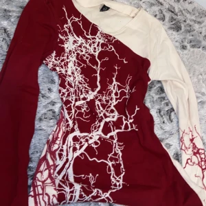 Unik yk2 ”emo” tröja - Jätte cool tröja med snygga trycka bakifrån och framåt, passar super med lågmidjade jeans. Den har även snygga utsvängda armar.  Kolla vidare på min sida har massor av tröjor och byxor till billigt pris!❤️