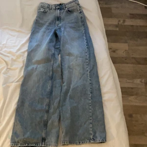 Wide jeans - Wide high waist jeans ljusblå/grå storlek 34 från H&M divided 