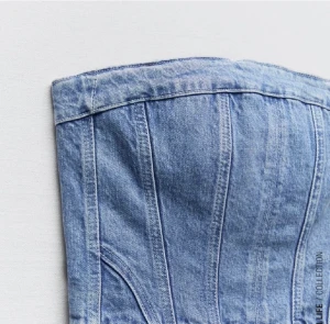 Korsett topp i jeans - Säljer denna korsett i m, helt ny och oanvänd och säljer på grund av att jag glömde returnera i tid. Hör av er vid fler bilder eller information!!