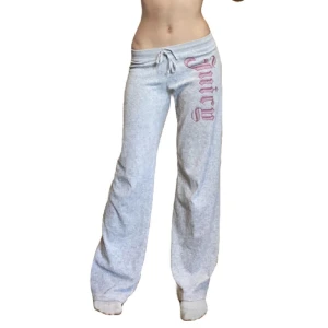 Juicy Couture  - Vintage lågmidjade juicy couture byxor. I nyskick! Midja: 38 rakt över, innerben: 83. Texten är i glitter rosa färg😍💗