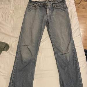 Raka Mid jeans från märket Batistini. Det finns två stycken hål för knappen (se bild 2). Köpta secondhan och kommer tyvärr inte till användning längre, och är för stora. Storleken är W32 L34