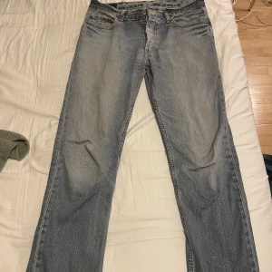Jeans - Raka Mid jeans från märket Batistini. Det finns två stycken hål för knappen (se bild 2). Köpta secondhan och kommer tyvärr inte till användning längre, och är för stora. Storleken är W32 L34