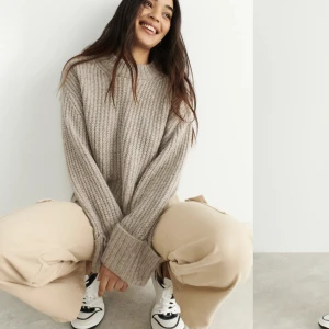 Stickad tröja  - Skit snygg tröja från Gina, storlek M men passar mig som är S. Använd en gång, den är i jätte fint skick Nypris: 359:-