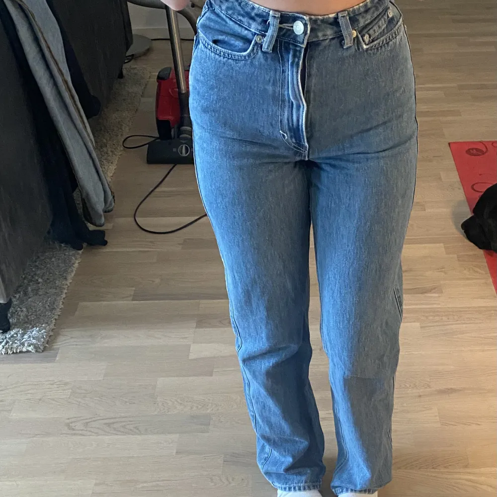 Högmidjade jeans från weekday . Jeans & Byxor.
