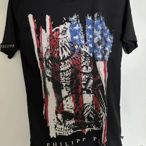 Philipp plein t shirt - Philipp plein t shirt vet ej om äkta eller inte därav priset, strl L passar M väldigt snygg