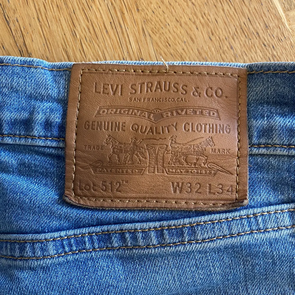 Säljer mina Levi’s Jeans i modellen 512 pga lite användning. Byxorna är använda men i bra skick! Storlek W32 L34.. Jeans & Byxor.