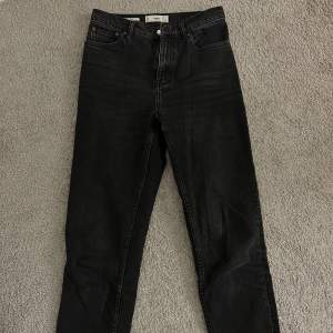 Svarta mom jeans från mango. Storlek 34, bra skick. Säljer då de är för små för mig.