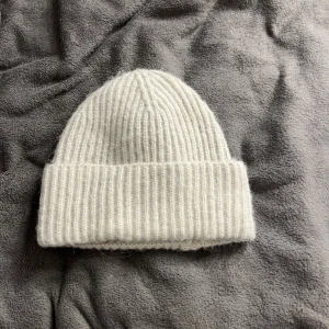 Vitgrå mössa, ginatricot onesize - Vitgråmössa från ginatricot i onesize💕 bra skick, knappast använd