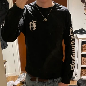 The Hundreds Longsleeve - Dunder långärmad tisha som tyvärr e för liten för mig men den e fan ganska dope asså