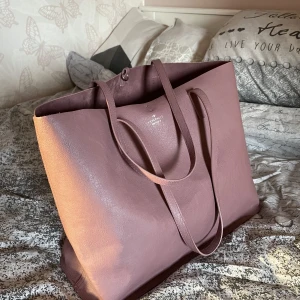 Väska  - Rymlig väska som knappt är använd.