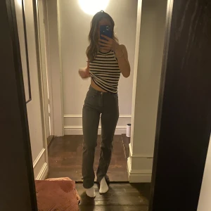 Venderbys jeans - Säljer dessa fina gråa Venderbys jeans med slits! Har blivit för små för mig🫶🏼