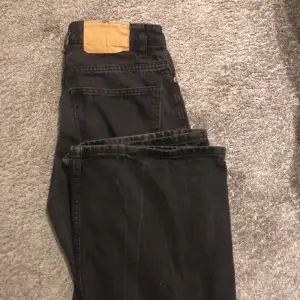Säljer dessa fina raka jeans i lite uttvättad svart färg. Köpte från hm för längesen och finns ej kvar att köpa, köptes för 399. Är i 32 men jag har vanligtvis 34 och dom passar perfekt! 