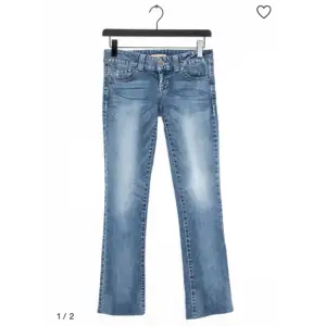 Fina lågmidjade jeans från Guess, inköpta på Zalando 