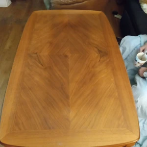 Vardagsrumsbord ljust trä.stort - Mycket fint och välbevarat vardagsrumsbord med måtten 126x74 cm stort samt lite fina detaljer .obetydligt slitage finnes .hämtas i Skene .Swissbetalning tillämpas alt kontant betalning .