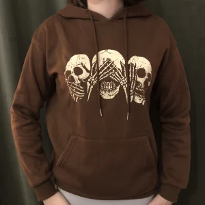 Hoodie - Tröjan är från Schein, är storlek S, materialet är 100% polyester och är inte så varm vilket gör den perfekt för sommaren. Använd förut men tröjan har inga spår av att vara använd. 