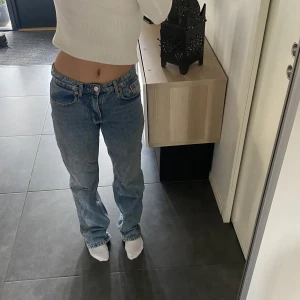 zara jeans  - lite stonewashed zara jeans i storlek 36, skitsnygga!!! Säljer då jag har för många par jeans. Jag är 163 och de är lite långa för mig💘