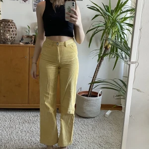 Gula manchesterbyxor - Jättefina och jättesköna gula manchesterbyxor. Passar jättebra till t.ex konserter och liknande. Säljer eftersom att de inte längre kommer till användning