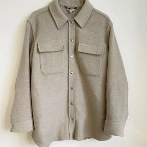 Skjortjacka från & other stories  - Begagnad jacka från & other stories i beige storlek 34 men skulle säga mer 38 