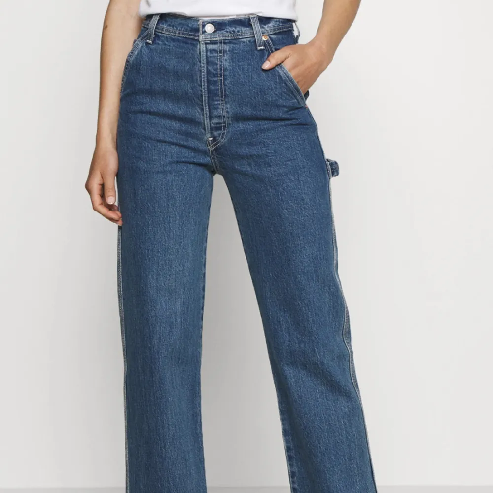 Säljer dessa jeans eftersom de har blivit för små. Super snygga i en mellanblå färg, jätte fint skick utan några  slitningar. De är strax under ankeln och jag är ca 164cm  lång. Jeans & Byxor.