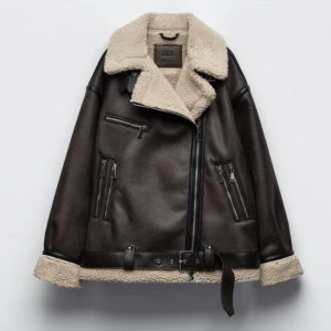 Zara jacka - Helt oanvänd zara jacka, köpt för ca 1 månad sen. Sitter jättefint oversized på mig som är 165cm och storlek s annars💘💘 Pris kan diskuteras 