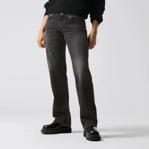 Lågmidjade weekday jeans! - Säljer mina weekday jeans i modellen arrow low då jag känner att jag har för många par byxor och behöver bli. Av gled några par!! De är i strl 28/32 och passar perfekt på mig som har 36-38 i strl💕