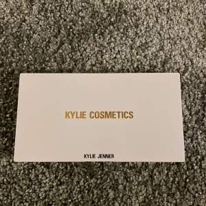 Säljer nu min ögonskuggspalett från Kylie Cosmetics. Den heter ”bronze palette” och har dom perfekta vardags och fest färgerna😍😍använd ca 4-5 gånger 