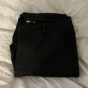 Kostymbyxor  - Jag säljer mina sjukt snygga kostymbyxor från BikBok då jag köpte för stora. De är modellen ”Vilma”