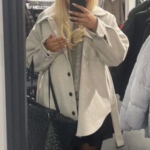 Kort kappa - super snygg oversized kappa ifrån nly🤍🤍 fint skick! säljes då den inte kommer till användning🤍sitter lite oversized som har M i vanliga fall