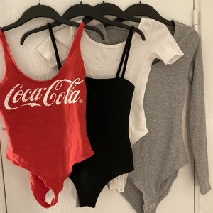 Bodys - Coca cola body - st M Svart body - st Xs  Vit body - st Xs  Grå body - st S Alla - 100 kr 1 - 50 kr