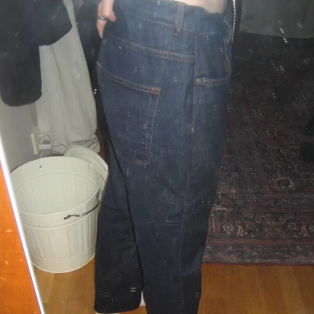 Ett par blåa jeans från Sellpy. (Jag har gjort två hål på insidan för att sätta ett snöre i midjan så dem sitter bättre). Jeans & Byxor.