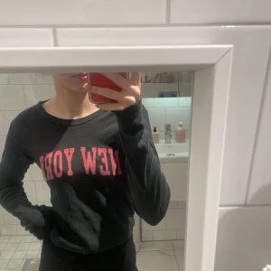Brandy melville - En skit snygg långärmad tröja där det står new york på från brandy 
