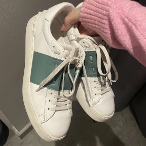 Valentino Open Sneakers  - Säljer dessa valentinos med en superfin grön färg! Så fina nu till våren 💚💚 Säljer då de sitter lite stort på mig. Storlek 38 men passar även större! 